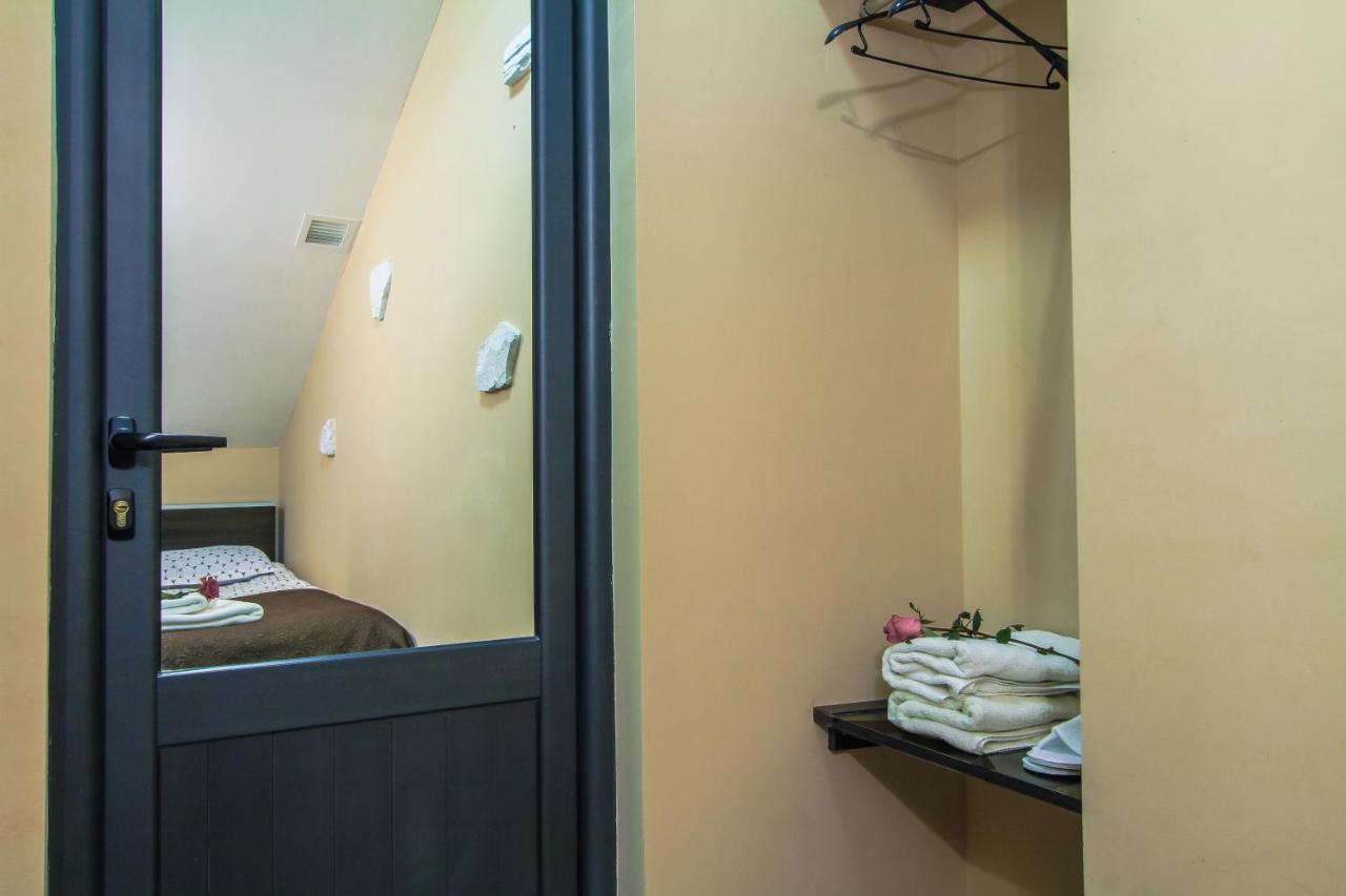 Mga Hostel & Tours エレバン エクステリア 写真